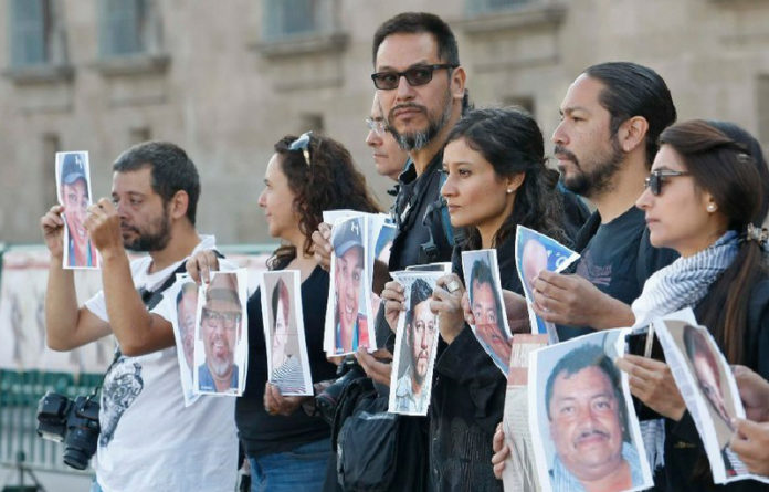 México fue uno de los países más peligrosos para la prensa, señaló Amnistía Internacional. En la imagen de archivo, protesta de periodistas frente a Palacio Nacional. Foto Roberto García Ortiz