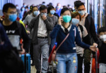 La desaceleración en China por la contingencia del coronavirus tendrá un impacto en la economía mexicana por el alto grado de integración que hay en el sector petrolero, señaló Fitch. La imagen, en Hong Kong. Foto Afp.