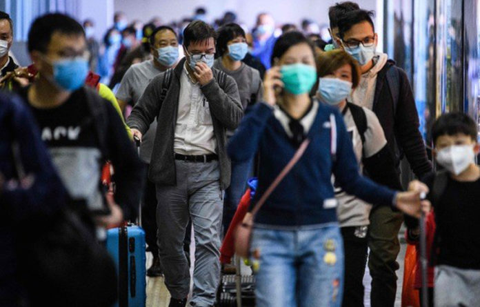 La desaceleración en China por la contingencia del coronavirus tendrá un impacto en la economía mexicana por el alto grado de integración que hay en el sector petrolero, señaló Fitch. La imagen, en Hong Kong. Foto Afp.