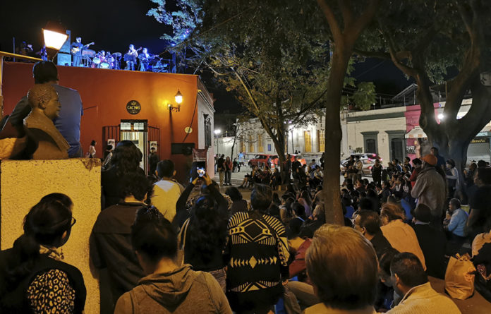 Desde la azotea de un local, cercano al mercado IV Centenario, el grupo Yestarday celebro 10 años de trayectoria.