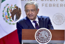 El presidente Andrés Manuel López Obrador durante la conferencia matutina en La Paz, Baja California. Foto Presidencia.