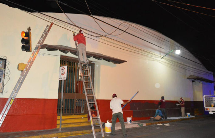 En el marco de su 40 Aniversario, la Coordinación Ejecutiva del Centro Histórico y el artista plástico Bouler, coordinan la realización de un mural alusivo a esta plaza comercial.