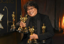 El director Bong Joon-ho posa con las estatuillas del premio Oscar que ganó la cinta 'Parásitos'. Foto Ap / Archivo.