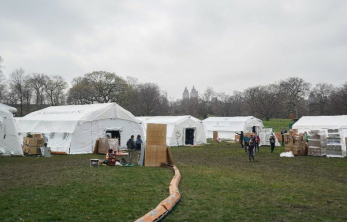 Quién iba a pensar que el país más rico del mundo tendría que instalar carpas sanitarias en el Central Park, de Nueva York, para atender a los paciente de Covid-19. Foto Afp.