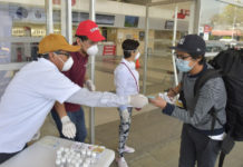 Por instrucciones del Presidente Municipal, Oswaldo García Jarquín, se entregaron más de 300 botellas individuales de gel antibacterial y cubrebocas.