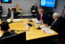 El presidente Donald Trump, segundo desde la derecha, habla durante una teleconferencia con gobernadores en la sede de la Agencia Federal para el Manejo de Emergencias. Foto Afp.