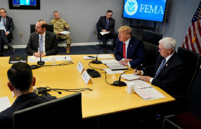 El presidente Donald Trump, segundo desde la derecha, habla durante una teleconferencia con gobernadores en la sede de la Agencia Federal para el Manejo de Emergencias. Foto Afp.