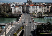 Italia, España, Francia, Alemania y otros países han impuesto severas medidas de confinamiento y distanciamiento. En la imagen, un puente desierto en Lyon, Francia. Foto Afp.