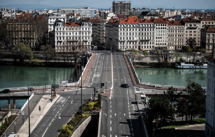 Italia, España, Francia, Alemania y otros países han impuesto severas medidas de confinamiento y distanciamiento. En la imagen, un puente desierto en Lyon, Francia. Foto Afp.