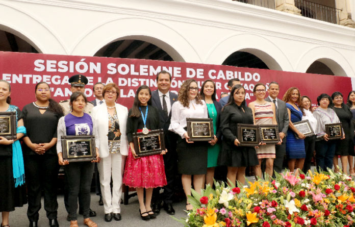 El presidente municipal, Oswaldo García Jarquín, hizo entrega de la distinción Mujer Oaxaqueña “Antonia Labastida de la Lanza”, a ciudadanas distinguidas en diferentes ámbitos de la sociedad.