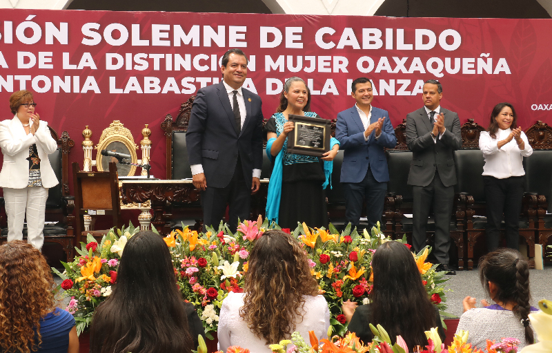 La escritora, Nancy González Rojas fue acreedora al reconocimiento “Antonia Labastida de la Lanza” por el presidente municipal, Oswaldo García Jarquín.