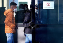 Francia requisó máscaras protectoras y envió a decenas de miles de estudiantes a sus casas. Foto Afp.