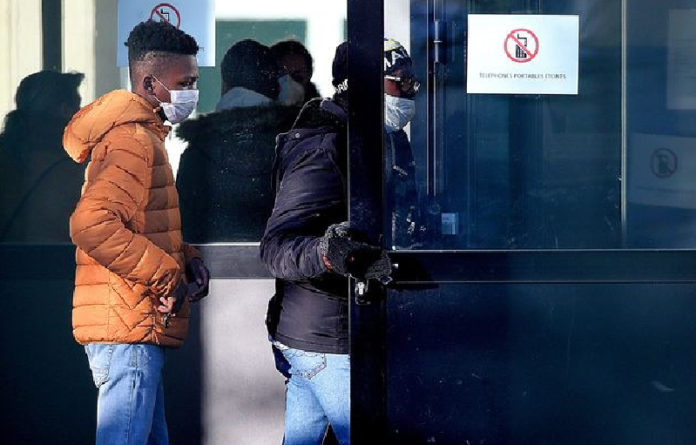 Francia requisó máscaras protectoras y envió a decenas de miles de estudiantes a sus casas. Foto Afp.