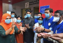 En una estación del Metro en Bangalore, sur de India, médicos y voluntarios de un hospital del gobierno enseñan a los usuarios medidas de higiene contra la propagación del coronavirus. Foto Afp.