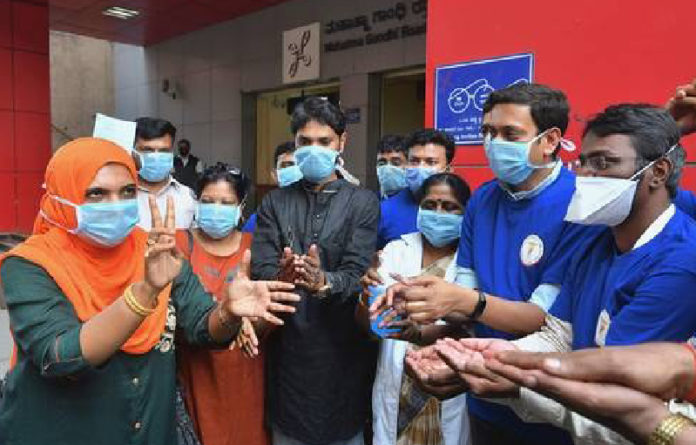 En una estación del Metro en Bangalore, sur de India, médicos y voluntarios de un hospital del gobierno enseñan a los usuarios medidas de higiene contra la propagación del coronavirus. Foto Afp.