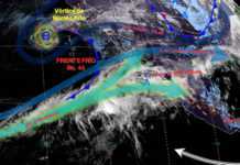 La Comisión Nacional del Agua a través del Servicio Meteorológico Nacional. El frente frío No. 44 interaccionará con un vórtice de núcleo frío y con abundante entrada de humedad de un rio atmosférico, incrementando la posibilidad de lluvias fuertes a puntuales muy fuertes en el noroeste de México.