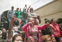 Familiares de prisioneros protestaron ayer afuera de la cárcel La Modelo, en Bogotá, para exigir informes sobre la situación sanitaria que se vive adentro del penal, ante el temor de contagios por el Covid-19.Foto Xinhua.