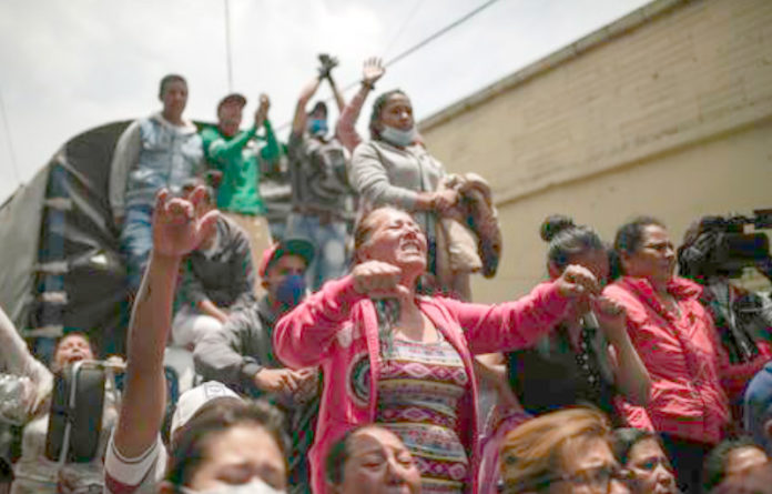 Familiares de prisioneros protestaron ayer afuera de la cárcel La Modelo, en Bogotá, para exigir informes sobre la situación sanitaria que se vive adentro del penal, ante el temor de contagios por el Covid-19.Foto Xinhua.