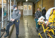 Paramédicos a las afueras del Hospital St. Barnabas, ubicado en Nueva York este 23 de marzo de 2020. Foto Afp.