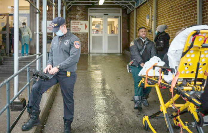 Paramédicos a las afueras del Hospital St. Barnabas, ubicado en Nueva York este 23 de marzo de 2020. Foto Afp.