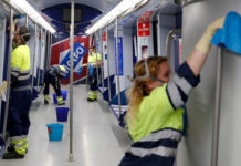 Limpieza de un vagón del Metro de Madrid, como medidas contra el coronavirus. Foto Afp.