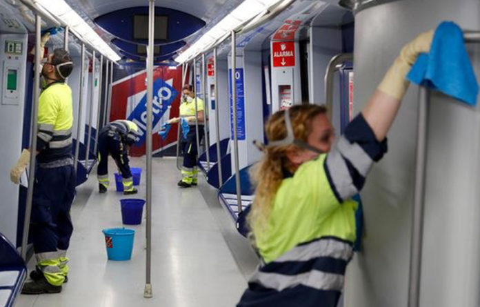 Limpieza de un vagón del Metro de Madrid, como medidas contra el coronavirus. Foto Afp.