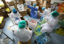 Enfermeras chinas ensamblando mascarillas de protección para uso hospitalario. Foto Ap.