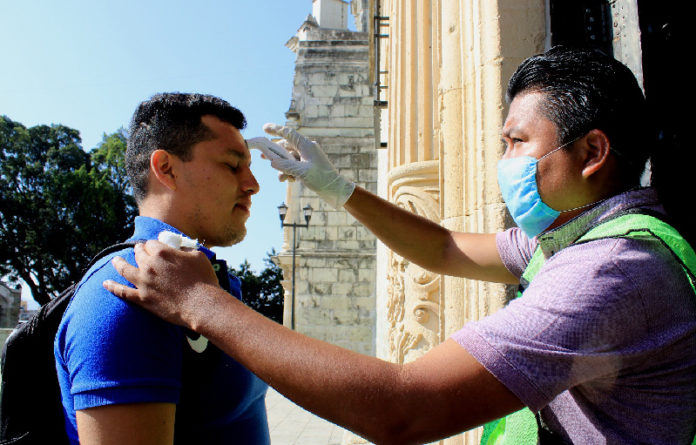 Personal de las subdirecciones de Atención Ciudadana y Protección Civil supervisan la salud de las personas que acuden al inmueble.