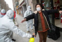 Una mujer dada de alta -tras contraer coronavirus- fue desinfectada antes de ingresar a su vivienda. Foto Afp.