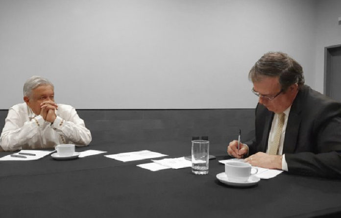 Andrés Manuel López Obrador, presidente de México junto al Secretario de Relaciones Exteriores, Marcelo Ebrard.