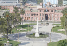 Así se vieron la Plaza de Mayo y la Casa Rosada, durante esta mañana. Foto Afp.