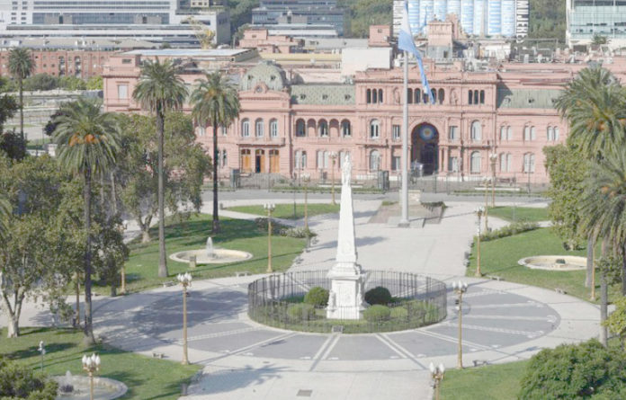 Así se vieron la Plaza de Mayo y la Casa Rosada, durante esta mañana. Foto Afp.