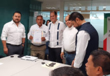 El presidente municipal de San Pablo Huitzo, Francisco Ulberto Martínez Santiago recibe la aprobación del Plan Municipal de Desarrollo 2019-2021.