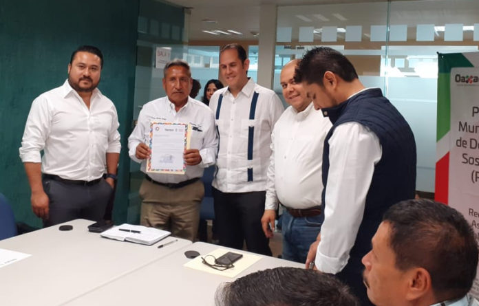 El presidente municipal de San Pablo Huitzo, Francisco Ulberto Martínez Santiago recibe la aprobación del Plan Municipal de Desarrollo 2019-2021.