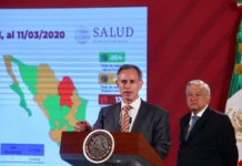 Hugo López-Gatell, subsecretario de Prevención y Promoción de la Salud,explica en la conferencia presidencial del 12 de marzo de 2020 la situación del coronavirus en México. A su lado, el presidente Andrés Manuel López Obrador. Foto Jesús Villaseca.