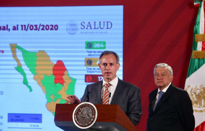 Hugo López-Gatell, subsecretario de Prevención y Promoción de la Salud,explica en la conferencia presidencial del 12 de marzo de 2020 la situación del coronavirus en México. A su lado, el presidente Andrés Manuel López Obrador. Foto Jesús Villaseca.