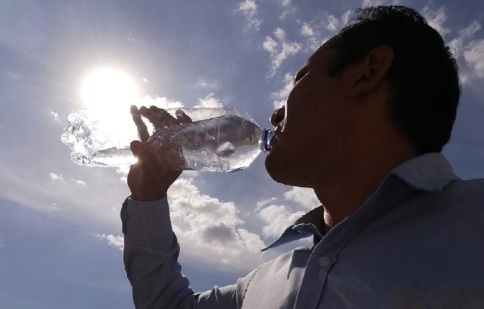 Recomienda SSO tomar 2 litros de agua para hidratarse.