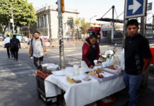 Vendedora ambulante en la capital mexicana, durante el día del paro de mujeres. Foto María Luisa Severiano.