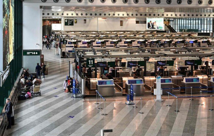 Vista general de una desierta terminal del aeropuerto de Milán-Malpensa. Foto Afp.