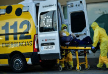 Personal médico en España usan equipo especial para atender a los pacientes en Logroño, al norte del país. Foto Ap.