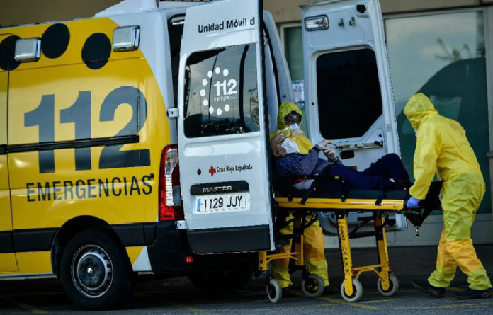 Personal médico en España usan equipo especial para atender a los pacientes en Logroño, al norte del país. Foto Ap.