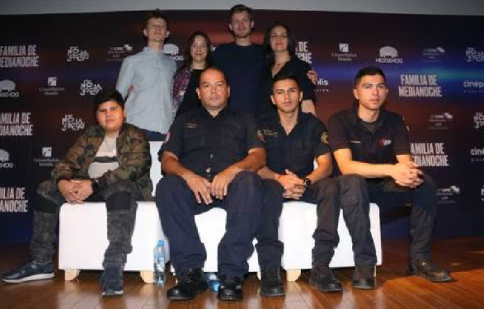 De atrás hacia adelante y de izquierda a derecha, Kellen Quinn, Elena Fortes, Luke Lorentzen y Daniela Alatorre, así como Josue, Fernando, Juan y Fernando (hijo) Ochoa. Foto Medios y Media.