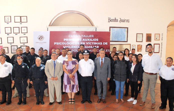 Con el curso taller “Primeros Auxilios Psicológicos a Víctimas de Violencia Familiar” se dota de herramientas para proteger, actuar de manera eficaz y oportuna a favor de las y los ciudadanos afectados.