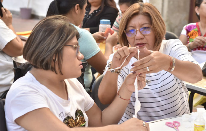 Imparten en el Palacio Municipal el taller de Elaboración de Arreglos Florales que posibilita el autoempleo y abre opciones para contribuir a la economía de las familias capitalinas.