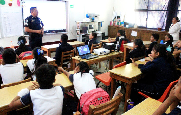 A través de pláticas de orientación, se promueve en el alumnado la cultura de la denuncia ante el acoso escolar.