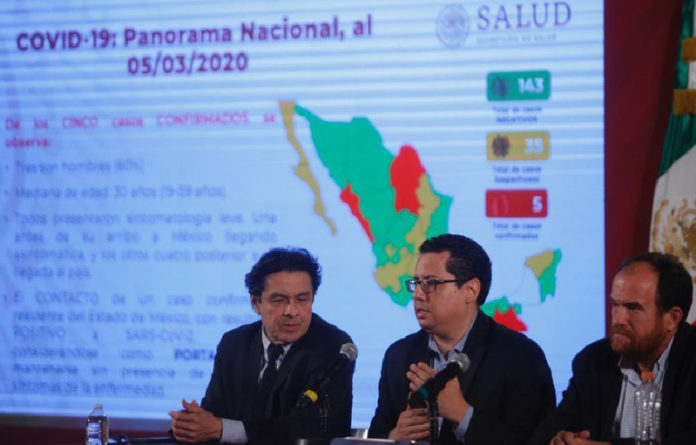 El titular de la CCINSHAE, Gustavo Reyes Terán (izq), el director general de Epidemiología, José Luis Alomia Zegarra (c) y el director general del Cenaprece, Ruy López Rosaura (der) durante conferencia de prensa. Foto Guillermo Sologuren.