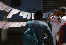 En el tendedero se denunciaron las actitudes de varios profesores contra las alumna. Foto Jorge A. Pérez Alfonso.