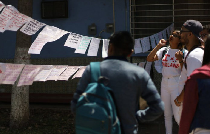 En el tendedero se denunciaron las actitudes de varios profesores contra las alumna. Foto Jorge A. Pérez Alfonso.