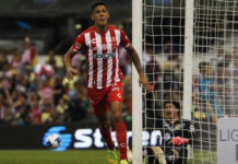 Mauro Quiroga (arriba) marcó un doblete, mientras Juan Delgado selló el triunfo para los necaxistas. Foto Ap.