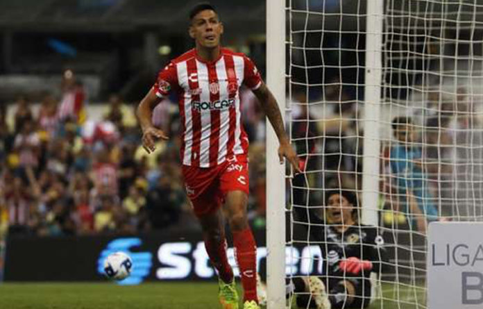 Mauro Quiroga (arriba) marcó un doblete, mientras Juan Delgado selló el triunfo para los necaxistas. Foto Ap.